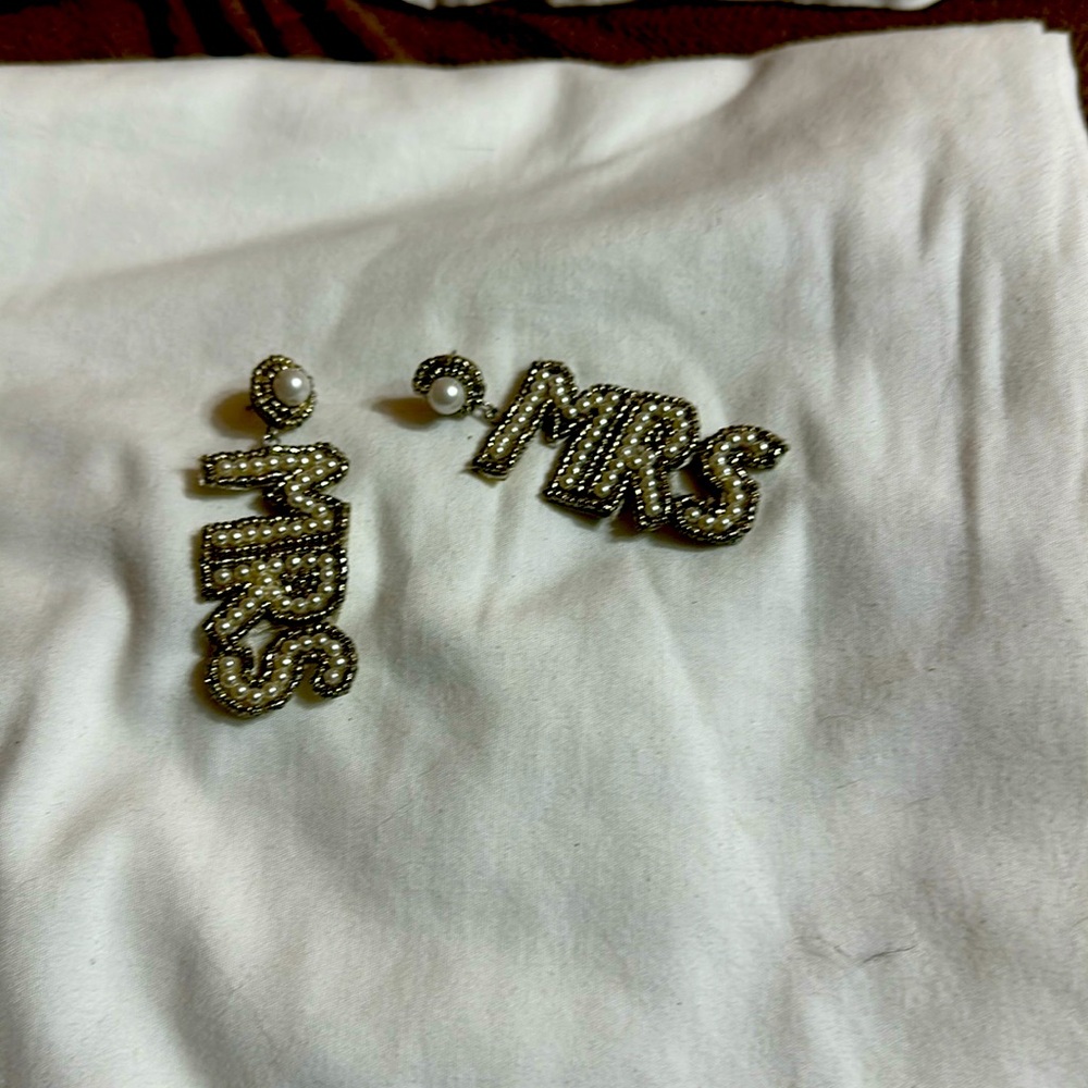 Sewed earrings silver color and white pearls